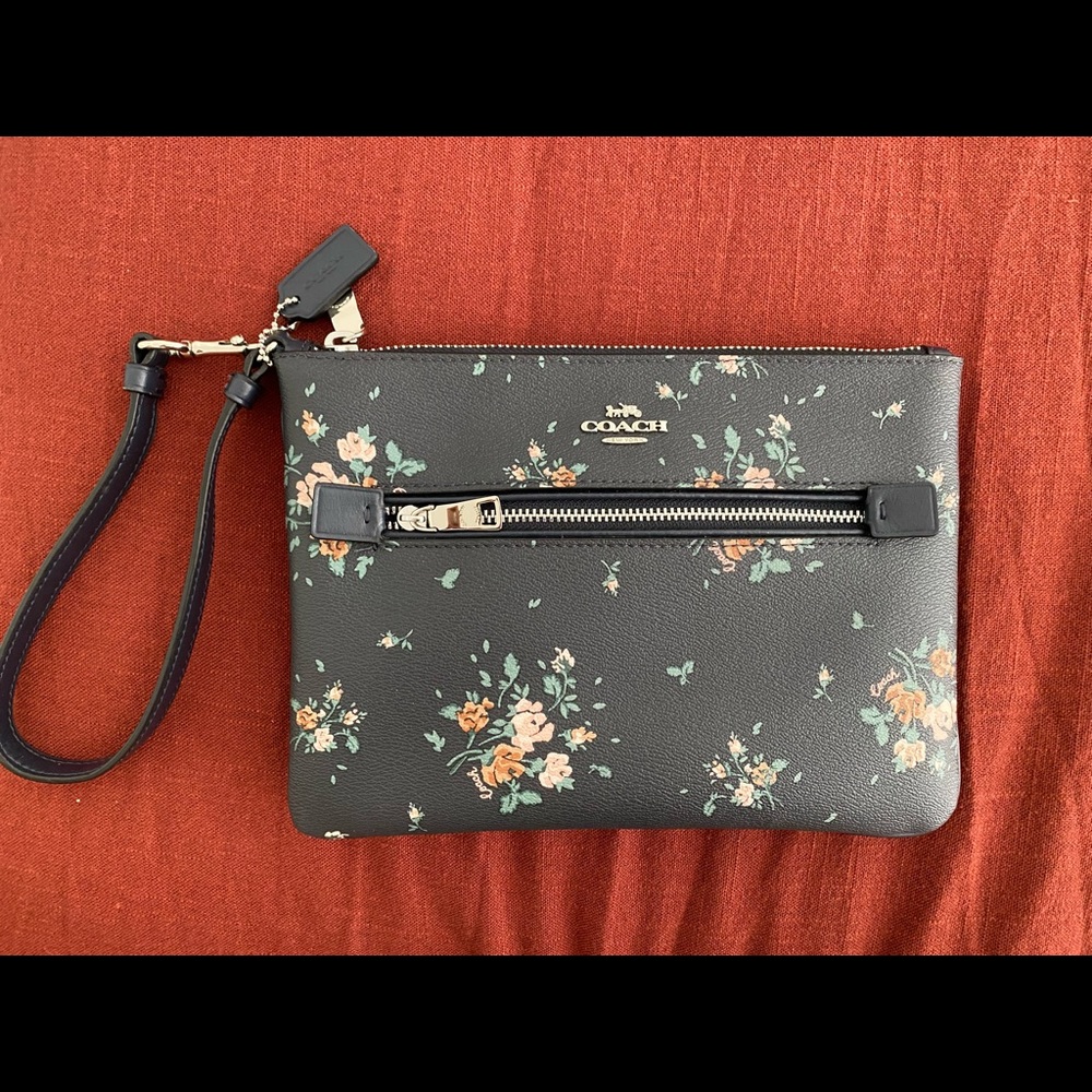 Flowered hand wallet